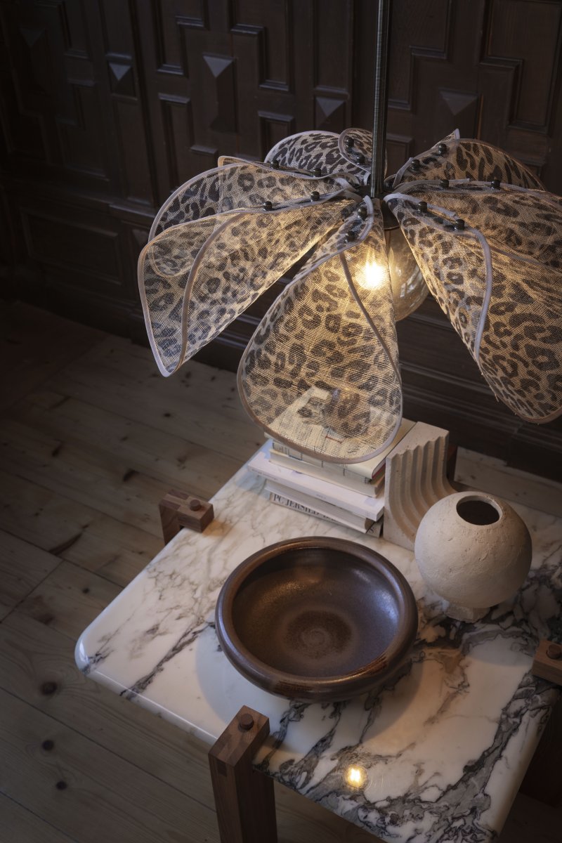 Styrka Ø63 Flerfarget Taklampe Fra Markslöjd - Taklampe i et uttrykksfullt leopardm&oslash;nster i svart og beige, med en blomsterlignende form i bananfiber som gir et mykt og dekorativt inntrykk.