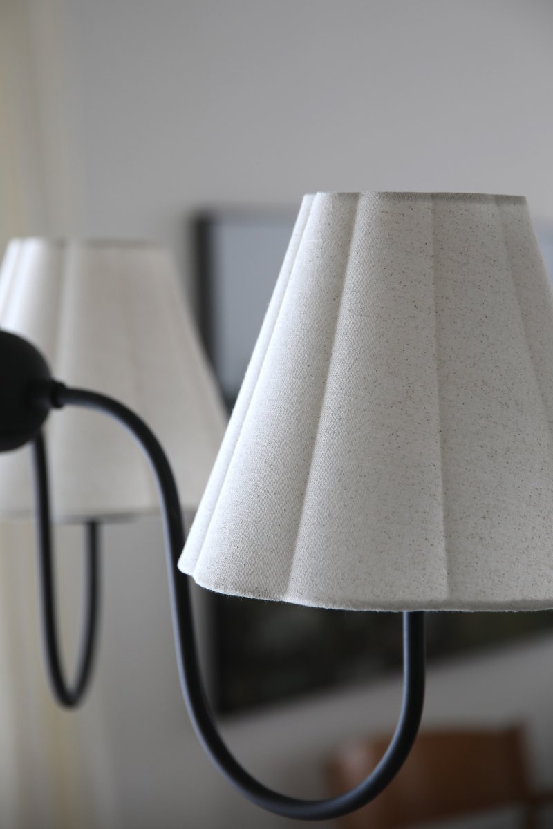 Veya Ø90 Svart Taklampe Fra Markslöjd - Stor taklampe med tre mykt buede armer i svart metall med st&oslash;pejernsf&oslash;lelse, kombinert med beige linskjermer som sprer et varmt og behagelig lys.