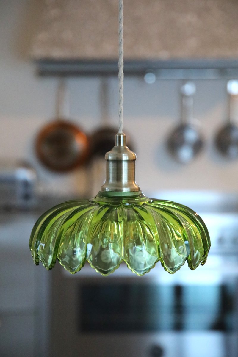 Kurage Ø26 Grønn Taklampe Fra Markslöjd - Lampen har en lampeholder i messingfinish og en dekorativ beige, tvunnet tekstilledning som f&oslash;rer til en rund metallholder i samme messingfinish.