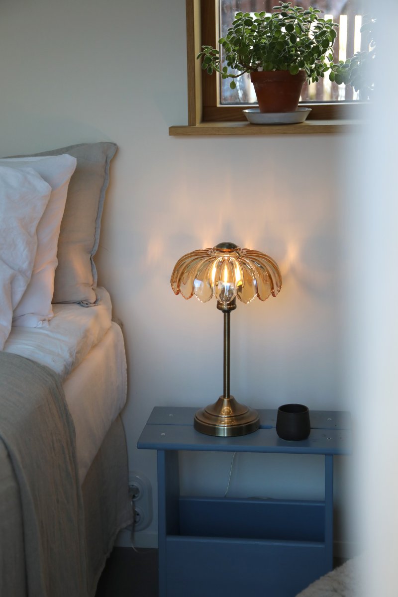 Kurage 43cm Antikk messing/rav bordlampe Fra Markslöjd - Bordlampe i klassisk stil med antikk messingfinish og dekorativ ravfarget glassskjerm.