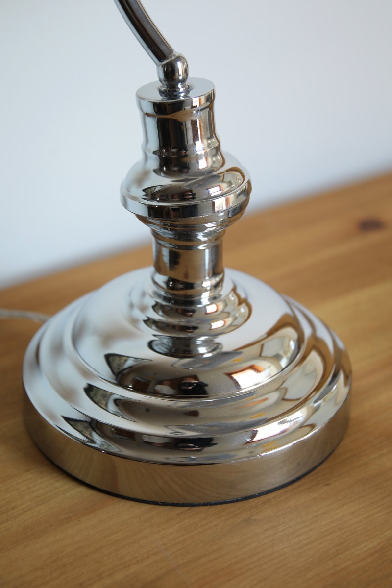 Bankers 42cm Krom skrivebordslampe Fra Markslöjd - Bankers bordlampe er laget helt av krom og har en metallbase og et justerbart matchende lampeglass.