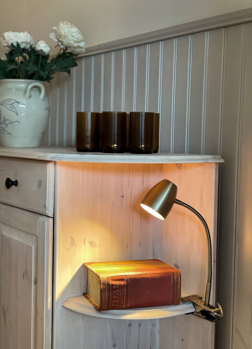 Sandnes Antikk klemmelampe Fra Aneta Lighting - at du enkelt kan flytte lampen etter behov.