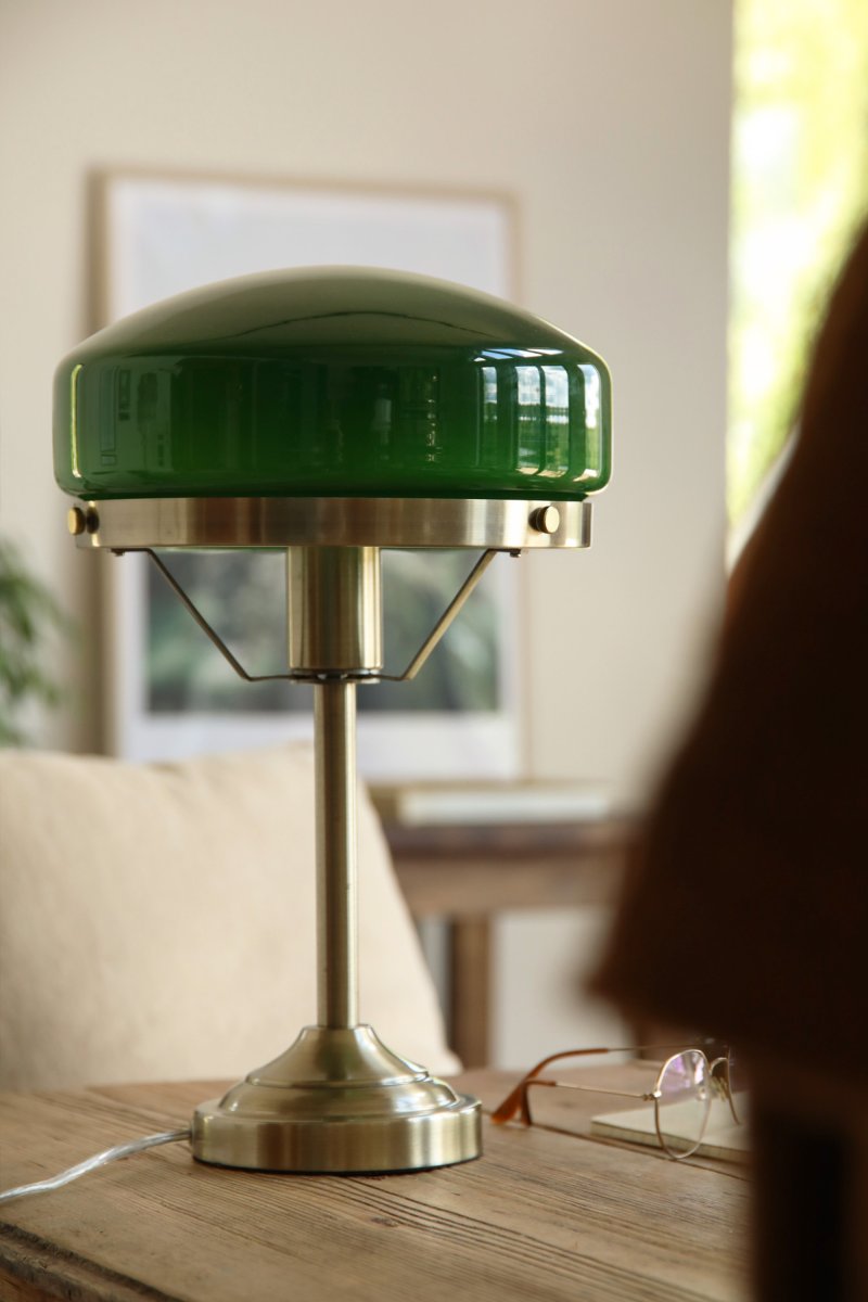 Aurelia 40cm Antikk messing/grønn bordlampe Fra Markslöjd - Den antikk messingfargede metallbasen er kombinert med en mykt formet skjerm i gr&oslash;nt glass, noe som gir lampen et klassisk og stilig uttrykk.