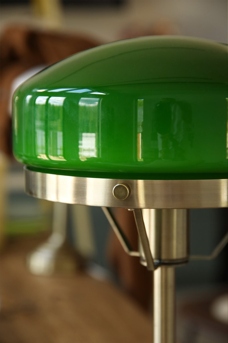 Aurelia 40cm Antikk messing/grønn bordlampe Fra Markslöjd - Den antikk messingfargede metallbasen er kombinert med en mykt formet skjerm i gr&oslash;nt glass, noe som gir lampen et klassisk og stilig uttrykk.
