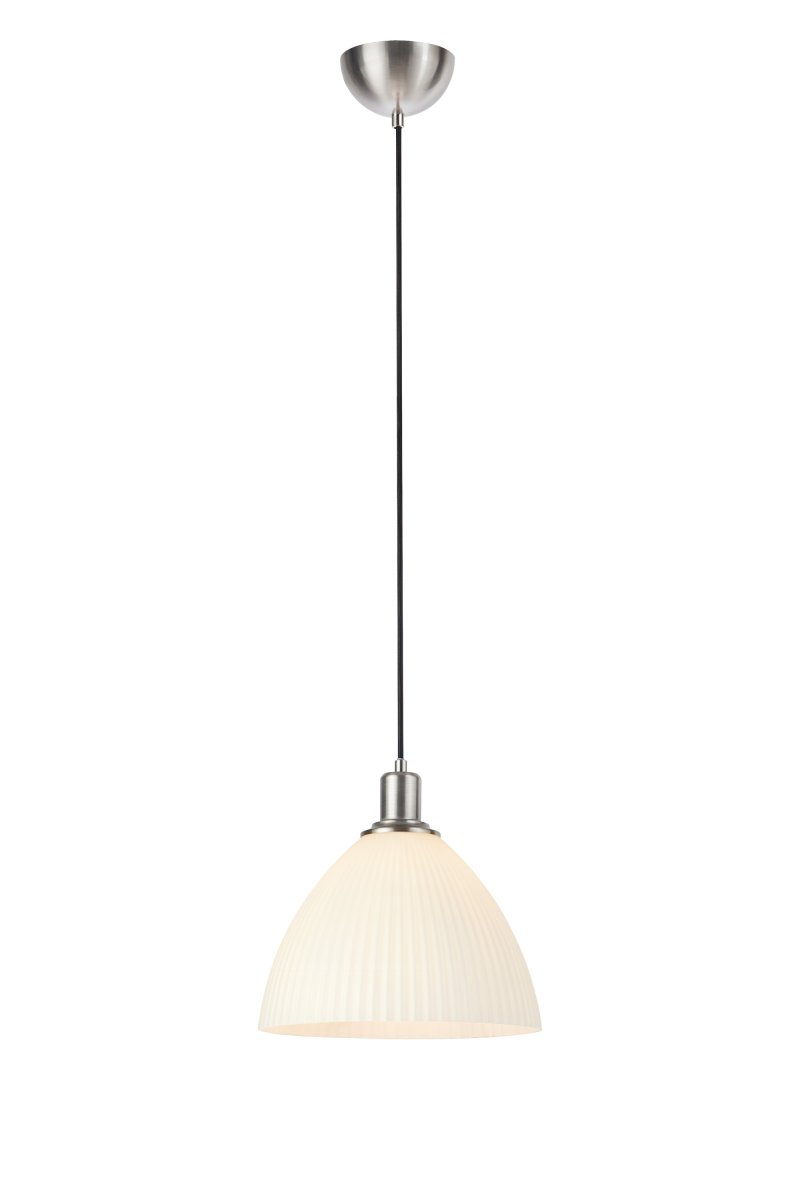 Zoom bilde av Ro Ø28 Hvit Taklampe Fra Markslöjd - Ro er en stilig pendellampe som kombinerer elegante metalldetaljer i en sateng nikkelfinish med en vakkert riflet hvit glassskjerm.