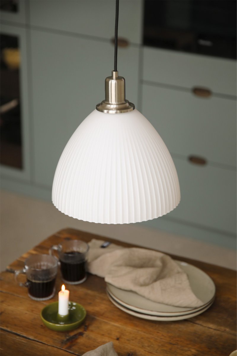 Ro Ø28 Hvit Taklampe Fra Markslöjd - Ro er en stilig pendellampe som kombinerer elegante metalldetaljer i en sateng nikkelfinish med en vakkert riflet hvit glassskjerm.
