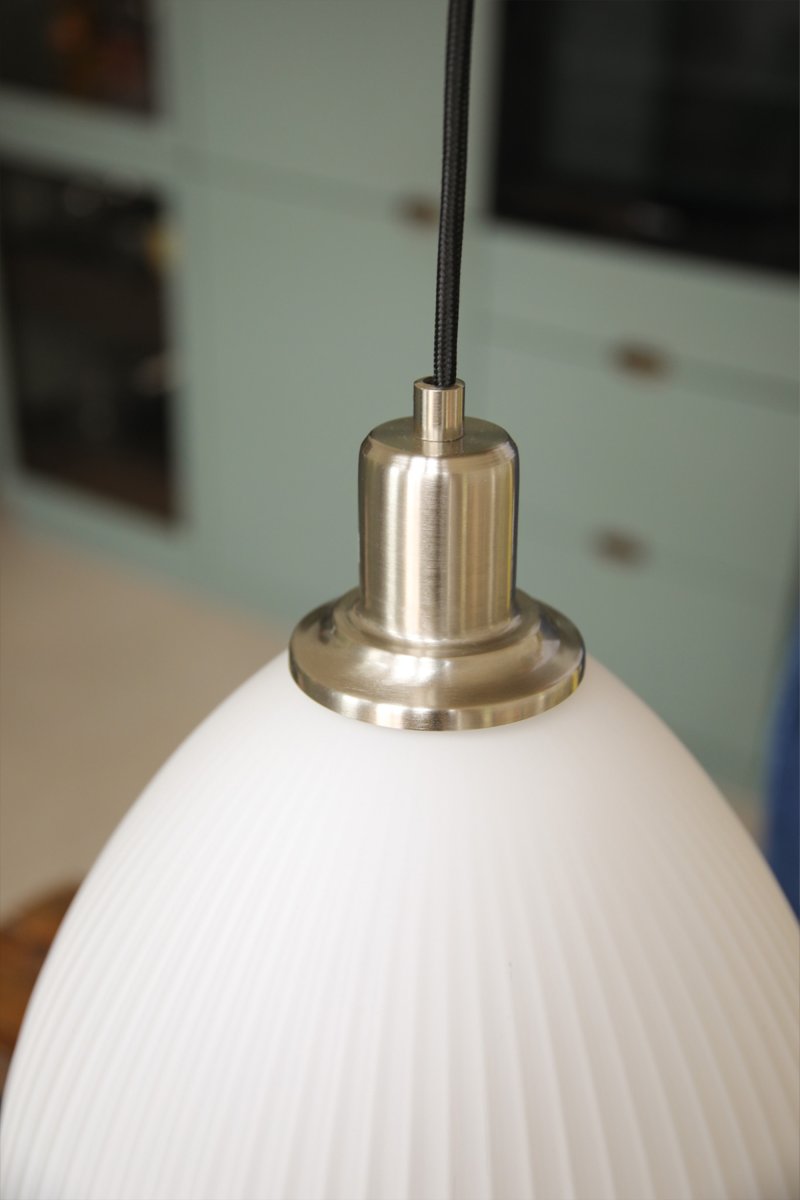 Ro Ø28 Hvit Taklampe Fra Markslöjd - Ro er en stilig pendellampe som kombinerer elegante metalldetaljer i en sateng nikkelfinish med en vakkert riflet hvit glassskjerm.