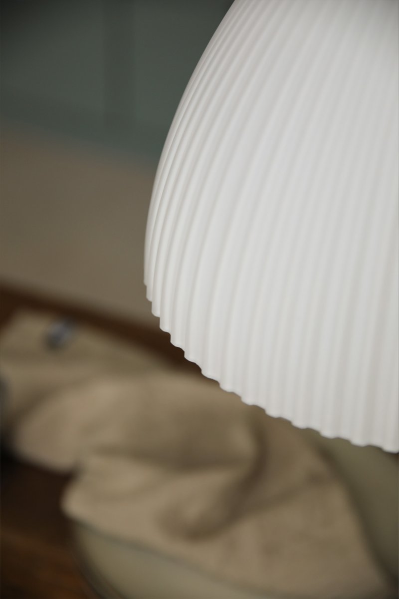 Ro Ø28 Hvit Taklampe Fra Markslöjd - Ro er en stilig pendellampe som kombinerer elegante metalldetaljer i en sateng nikkelfinish med en vakkert riflet hvit glassskjerm.