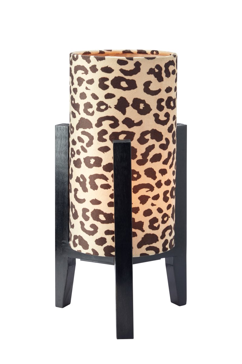 Eruca 34cm Leopard bordlampe Fra Markslöjd - Lampefoten i svart tre er kombinert med en sylindrisk tekstilskjerm i off-white og brunt leopardm&oslash;nster, noe som gir lampen en trendy og personlig karakter.