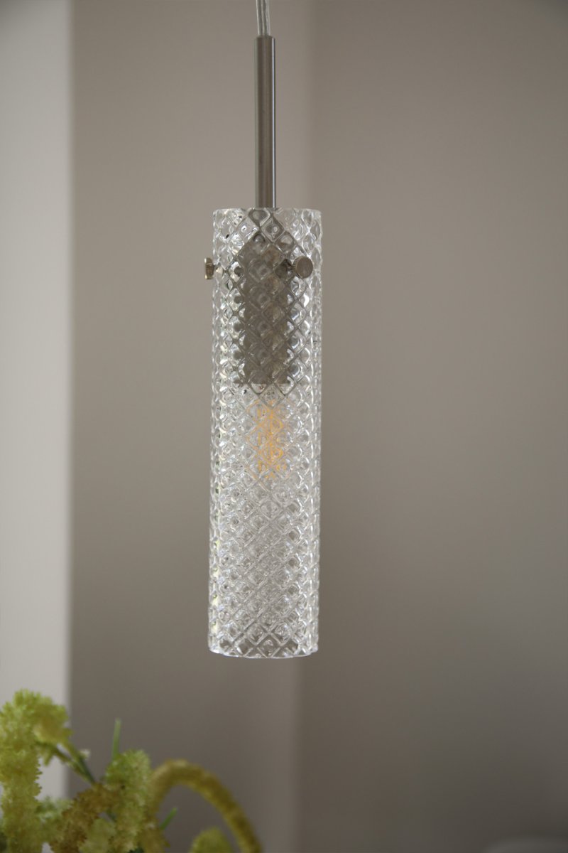 Vibia Ø5 Gjennomsiktig vinduslampe Fra Markslöjd - Skjermen i frostet glass er kombinert med et langt, smalt oppheng i sateng nikkelfinish som forsterker lampens moderne og sofistikerte preg.