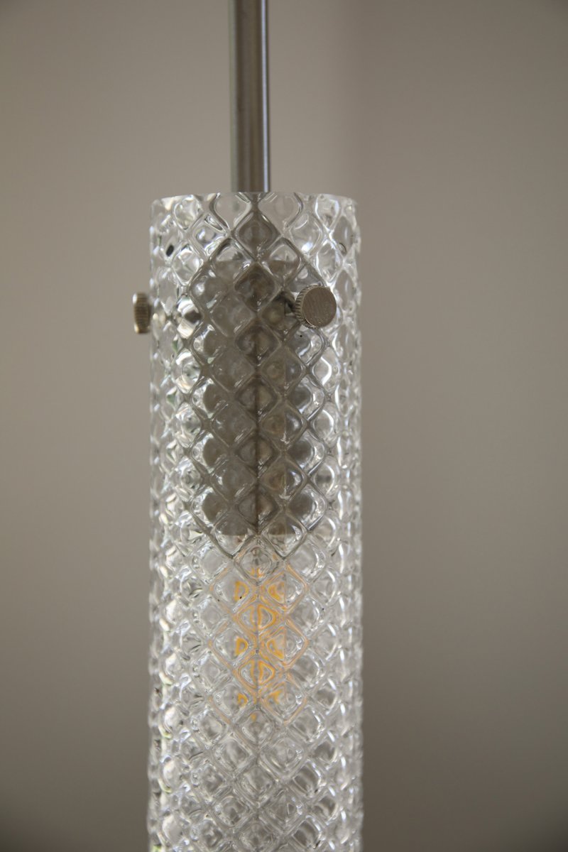 Vibia Ø5 Gjennomsiktig vinduslampe Fra Markslöjd - Skjermen i frostet glass er kombinert med et langt, smalt oppheng i sateng nikkelfinish som forsterker lampens moderne og sofistikerte preg.