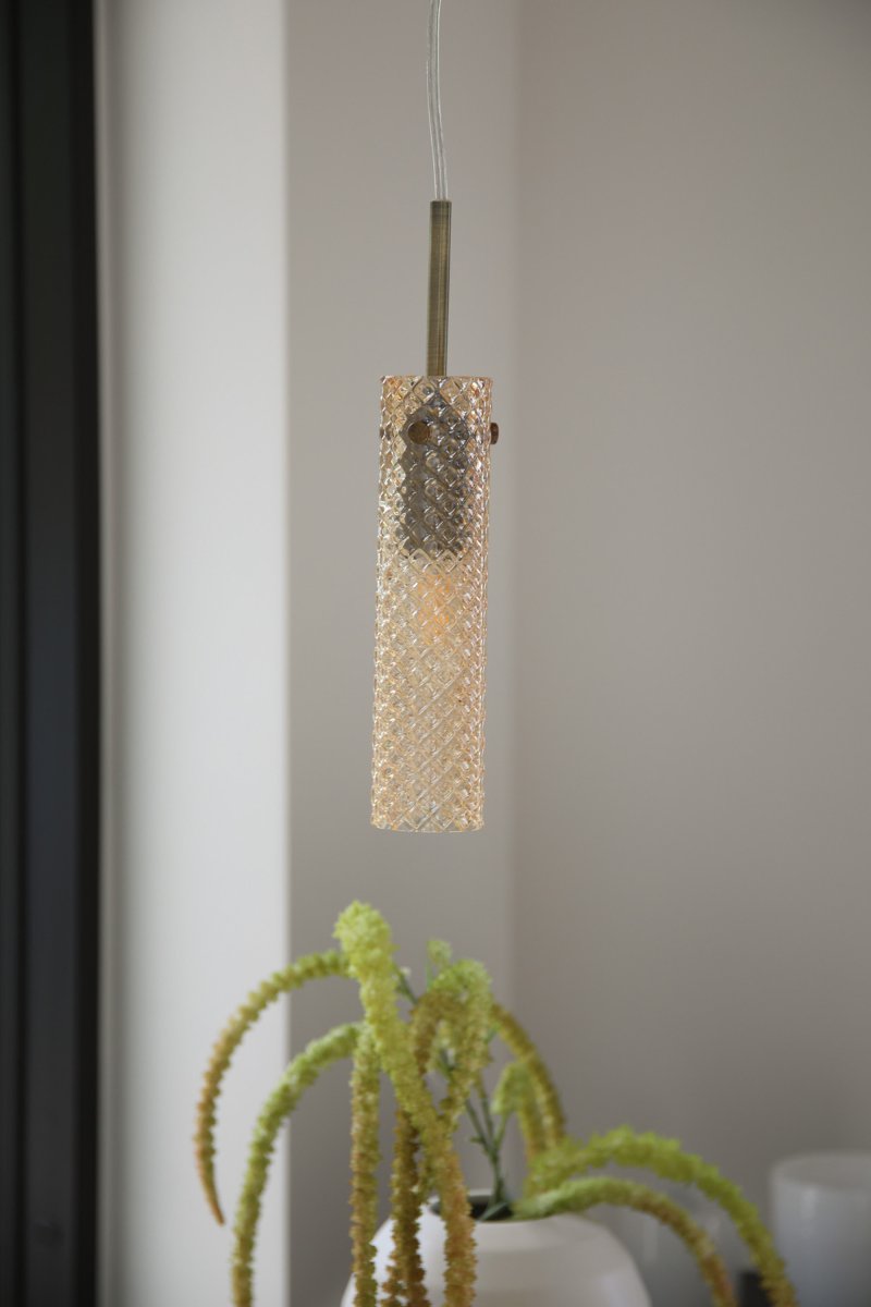 Vibia Ø5 Rav vinduslampe Fra Markslöjd - Glassets dekorative struktur og varme tone skaper et livlig uttrykk og vakre lysrefleksjoner n&aring;r lampen er p&aring;.