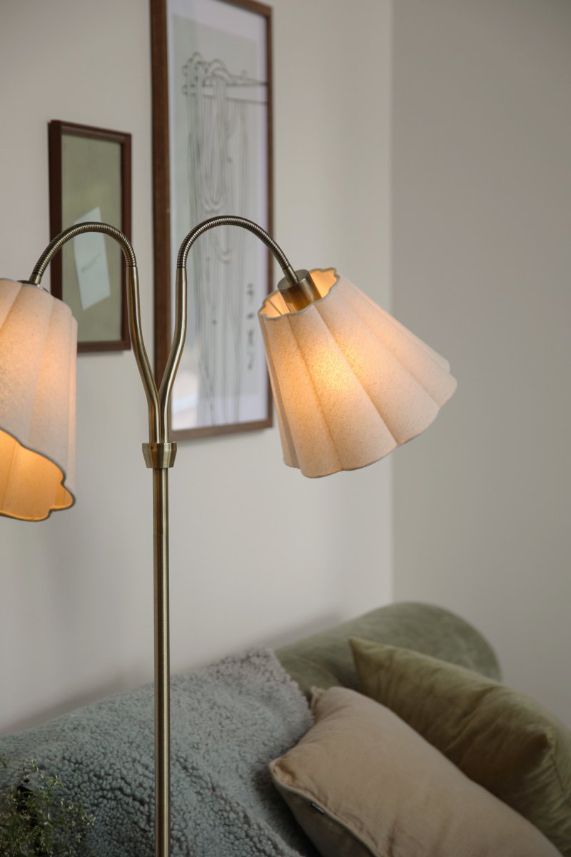 Veya 2 Antikk messing gulvlampe Fra Markslöjd - Veya er en elegant gulvlampe med tidl&oslash;st design og klassiske detaljer.