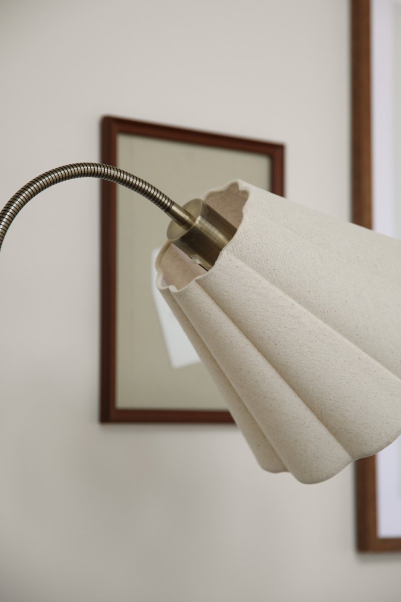 Veya 2 Antikk messing gulvlampe Fra Markslöjd - Veya er en elegant gulvlampe med tidl&oslash;st design og klassiske detaljer.