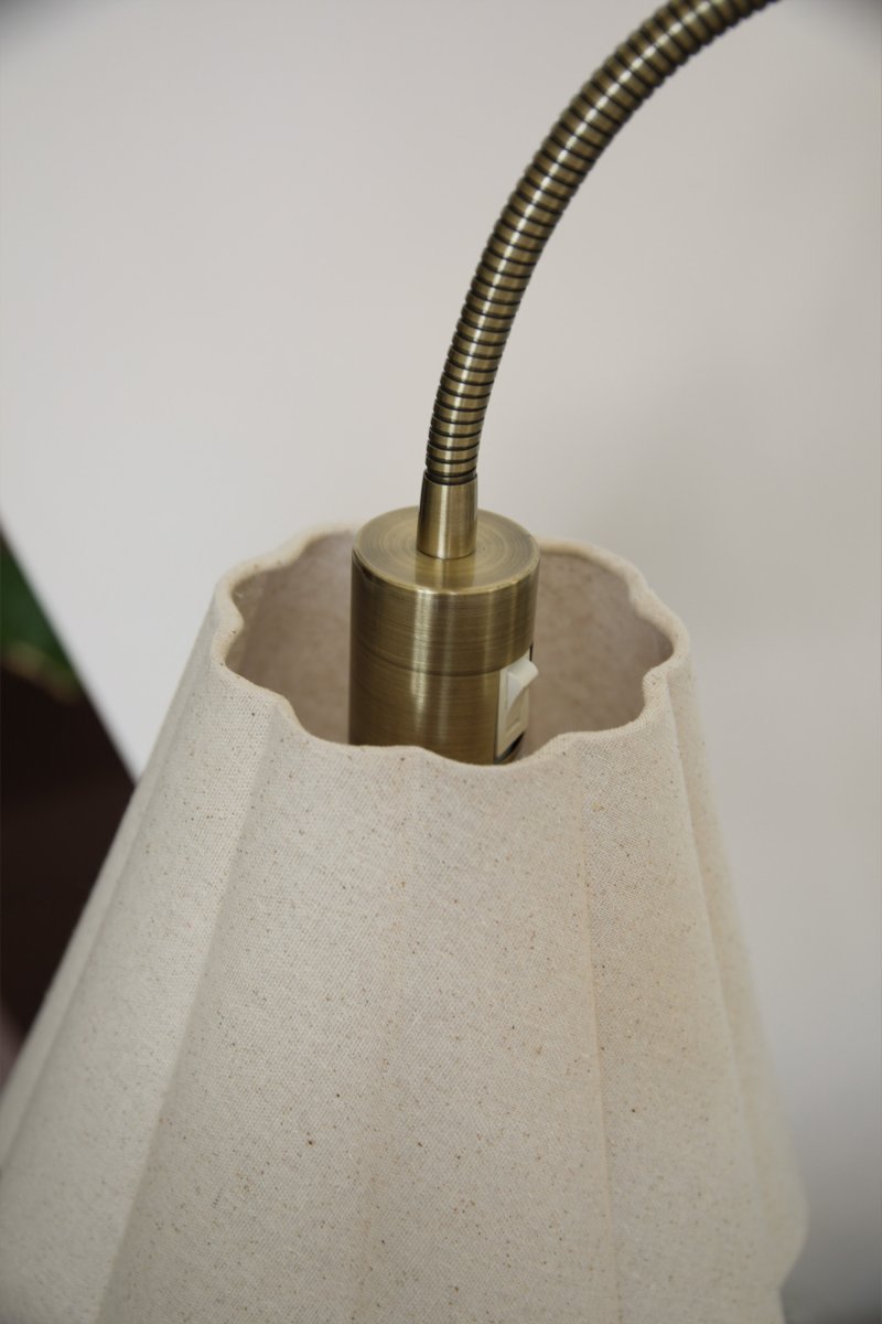 Veya 2 Antikk messing gulvlampe Fra Markslöjd - Veya er en elegant gulvlampe med tidl&oslash;st design og klassiske detaljer.