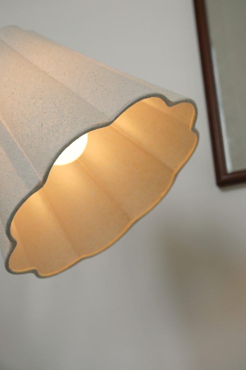 Veya 2 Antikk messing gulvlampe Fra Markslöjd - Veya er en elegant gulvlampe med tidl&oslash;st design og klassiske detaljer.