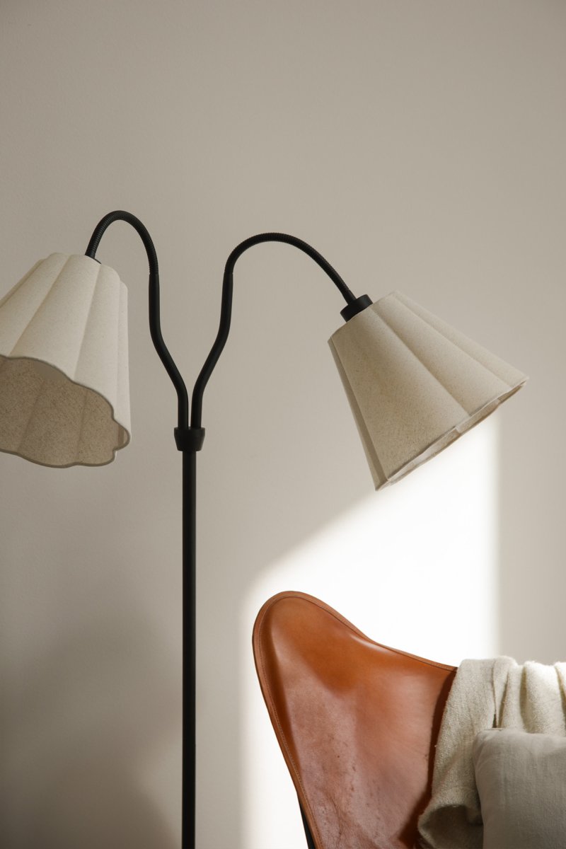Veya 2 Svart gulvlampe Fra Markslöjd - Veya er en stilig gulvlampe med en svart metallbase og to beige tekstilskjermer som skaper en myk kontrast.