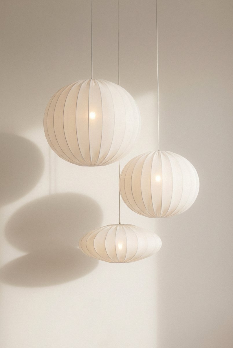 Solia Ø50 Hvit Taklampe Fra Markslöjd - Tekstilen gir et mykt og behagelig lys, samtidig som den er vaskbar og enkel &aring; holde frisk.