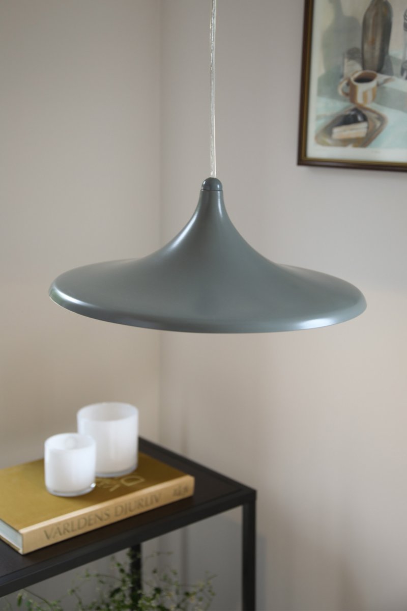 Beam Ø37 Grå Taklampe Fra Markslöjd - Beam er en stilig pendellampe i gr&aring;tt metall med en mykt formet skjerm og en diameter p&aring; 37 cm.