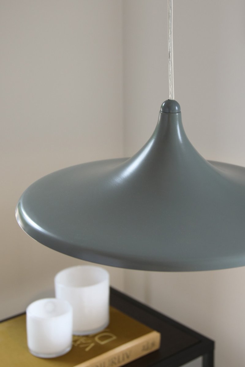 Beam Ø37 Grå Taklampe Fra Markslöjd - Beam er en stilig pendellampe i gr&aring;tt metall med en mykt formet skjerm og en diameter p&aring; 37 cm.