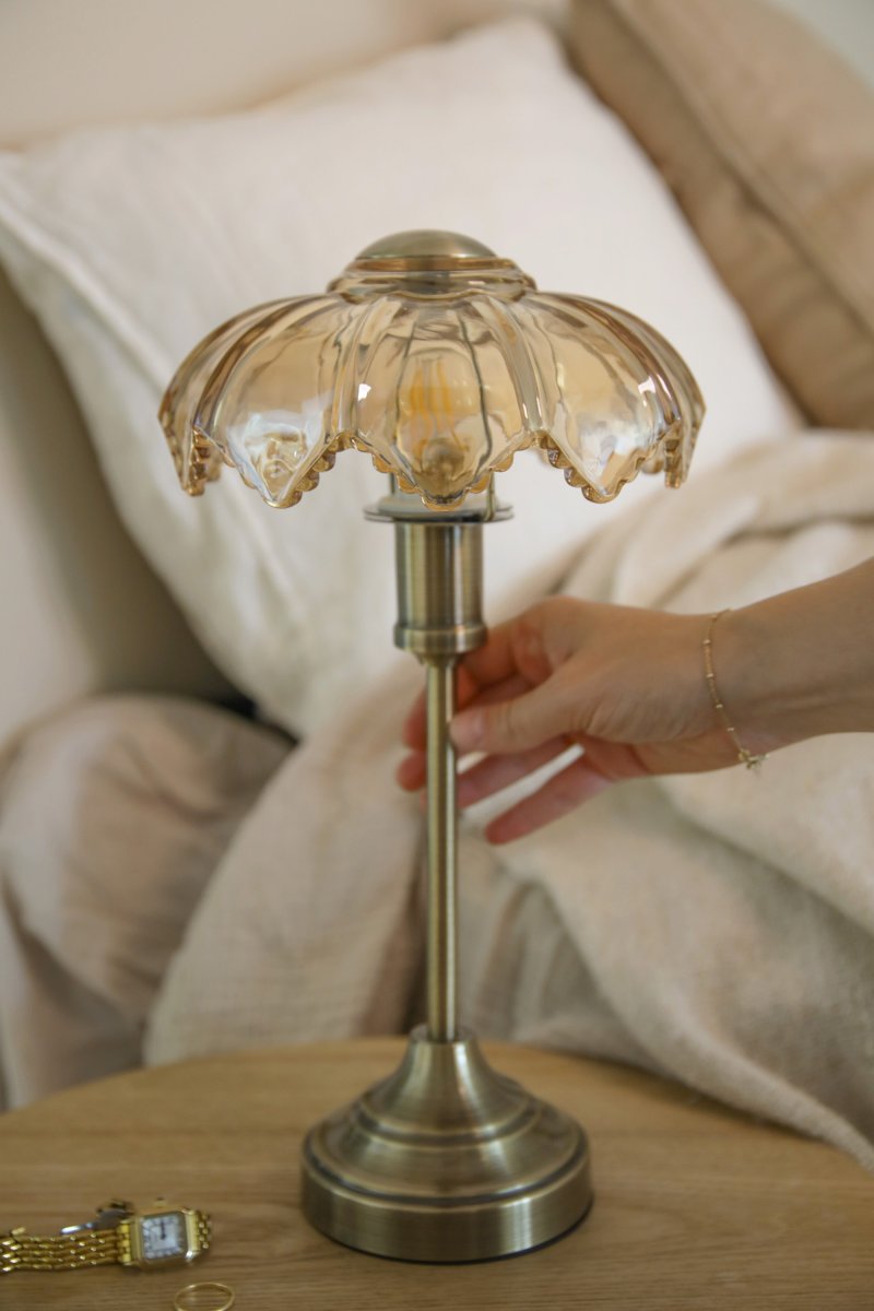 Kurage 35cm Antikk messing/rav bærbar Fra Markslöjd - Lampen er oppladbar og har en ber&oslash;ringsdimmer p&aring; basen med tre lysstyrkeniv&aring;er og justerbar fargetemperatur.