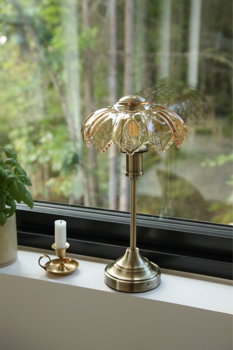 Kurage 35cm Antikk messing/rav bærbar Fra Markslöjd - Lampen er oppladbar og har en ber&oslash;ringsdimmer p&aring; basen med tre lysstyrkeniv&aring;er og justerbar fargetemperatur.