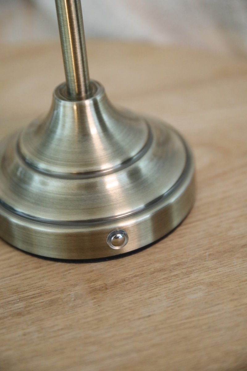 Kurage 35cm Antikk messing/hvit bærbar Fra Markslöjd - Lampen er oppladbar og har en ber&oslash;ringsdimmer p&aring; basen med tre lysstyrkeniv&aring;er og justerbar fargetemperatur.