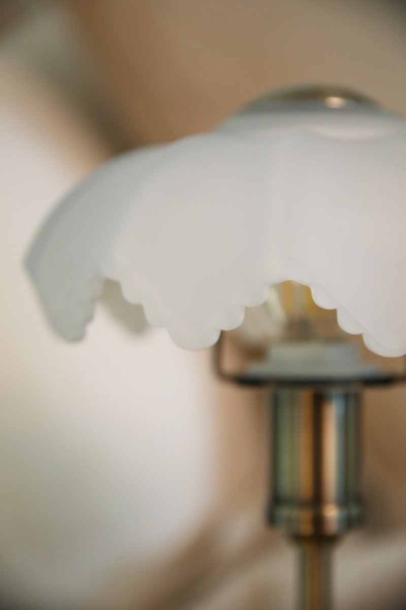 Kurage 35cm Antikk messing/hvit bærbar Fra Markslöjd - Lampen er oppladbar og har en ber&oslash;ringsdimmer p&aring; basen med tre lysstyrkeniv&aring;er og justerbar fargetemperatur.