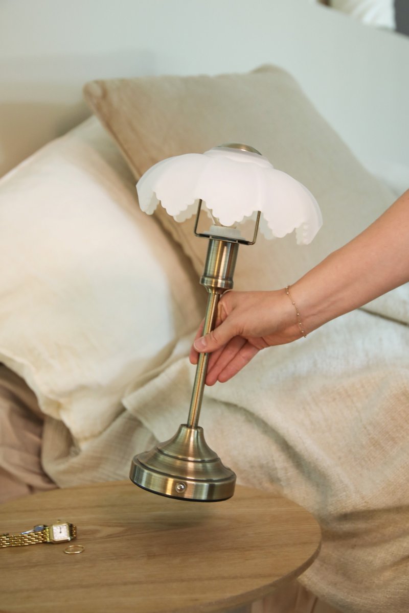 Kurage 35cm Antikk messing/hvit bærbar Fra Markslöjd - Lampen er oppladbar og har en ber&oslash;ringsdimmer p&aring; basen med tre lysstyrkeniv&aring;er og justerbar fargetemperatur.