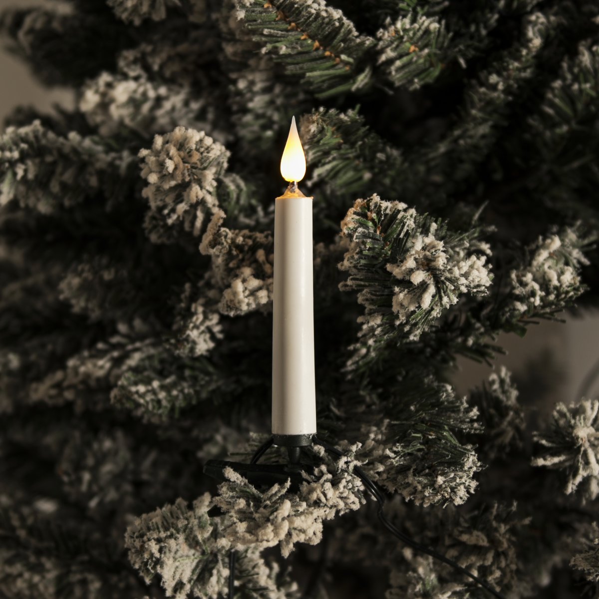 Juletrebelysning varmhvit 25LED 17m Grønn Fra Konstsmide - Hver lyslenke har en integrert LED-p&aelig;re med en 3D-flamme som gir et livlig inntrykk og sprer en vakker varm hvit gl&oslash;d.