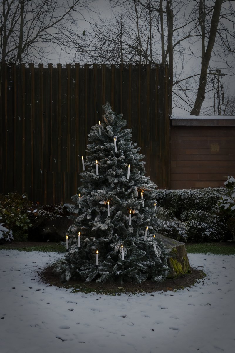 Juletrebelysning varmhvit 25LED 17m Grønn Fra Konstsmide - Hver lyslenke har en integrert LED-p&aelig;re med en 3D-flamme som gir et livlig inntrykk og sprer en vakker varm hvit gl&oslash;d.
