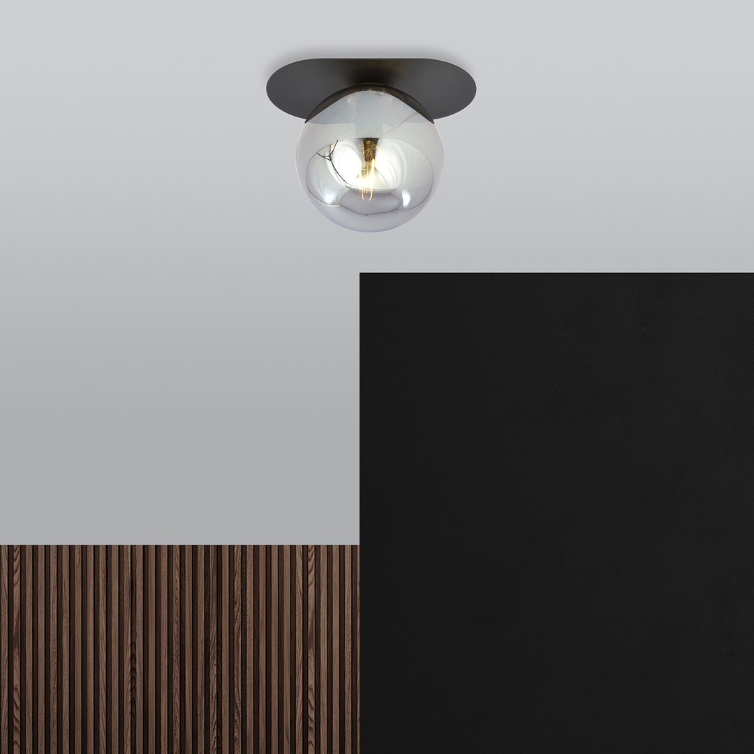 Plaza 20cm Svart plafond Fra Emibig Lighting - Den svarte metallfoten er fint kombinert med en rund skjerm i røkt glass som sprer et mykt og behagelig lys.