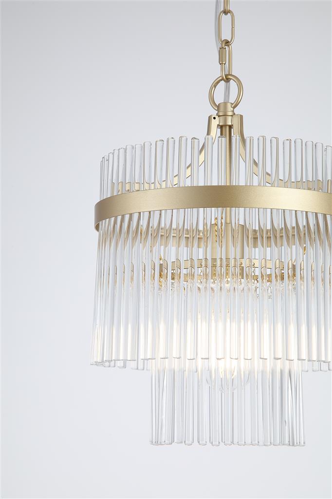 Lara Ø26 Børstet gull krystall Fra Searchlight - Den runde metallrammen med b&oslash;rstet gullfinish er utsmykket med klare glassstenger som, som prismer, fanger og reflekterer lyset, og skaper et mykt og stemningsfullt lysbilde i rommet.