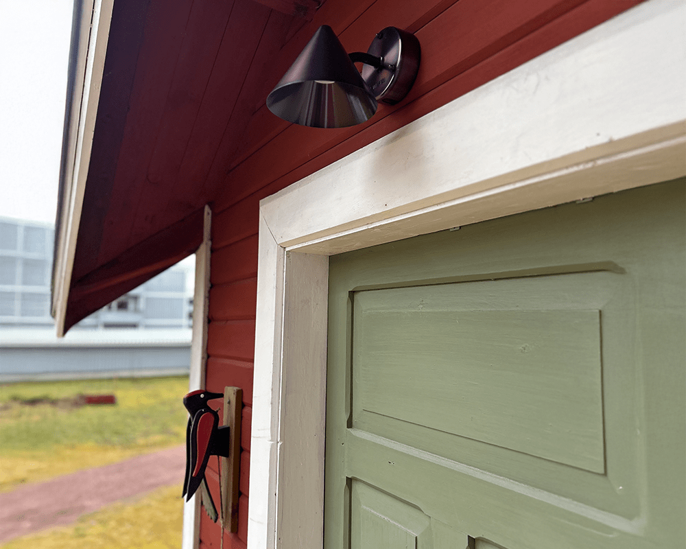Tratt Micro IP23 Mørk oksidert kobber utendørslampe Fra Westal - Tratt Micro er en videreutvikling av Tratt-armaturen, n&aring; omarbeidet av Westal i en moderne versjon.
