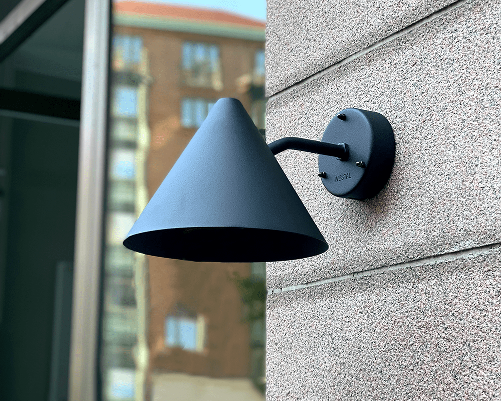 Tratt LED Svart utendørslampe Fra Westal - Bakpanelet har to innganger og utganger og en hurtigkoblingsklemme for enkel installasjon.