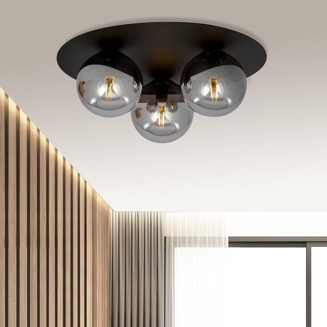 Solar Ø43 Svart plafond Fra Emibig Lighting - Den brede, svarte metallskjermen skaper et grafisk uttrykk, mens de røykfargede glasskuplene gir et mykt og behagelig lys.