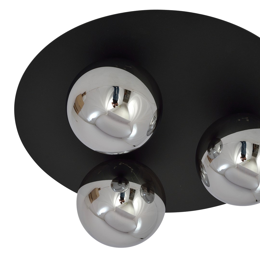 Solar Ø43 Svart plafond Fra Emibig Lighting - Den brede, svarte metallskjermen skaper et grafisk uttrykk, mens de røykfargede glasskuplene gir et mykt og behagelig lys.