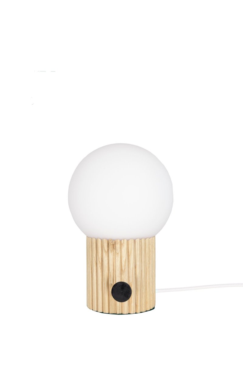 Hubble 24cm Natur bordlampe Fra Globen Lighting - Hubble er en vakker bordlampe med riflet overflate og en matt hvit glassskjerm som sprer et fint lys.