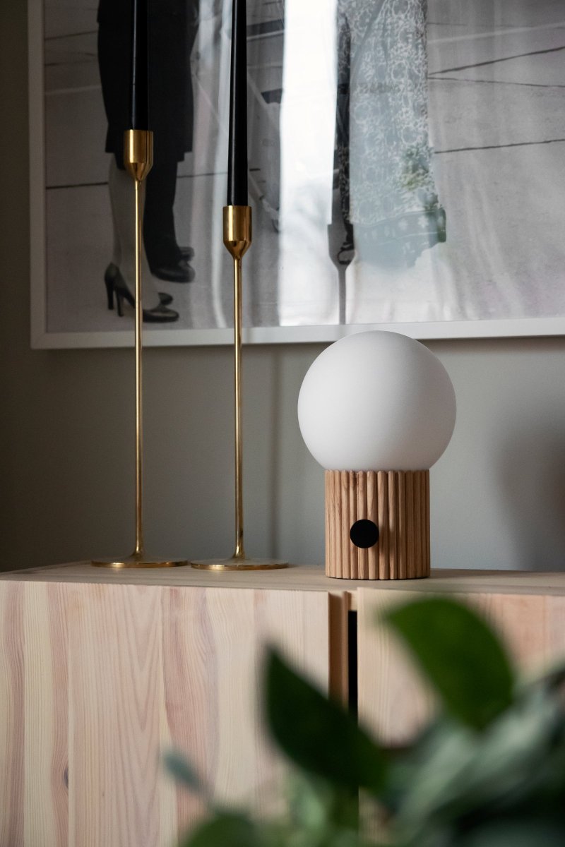 Hubble 24cm Natur bordlampe Fra Globen Lighting - Hubble er en vakker bordlampe med riflet overflate og en matt hvit glassskjerm som sprer et fint lys.