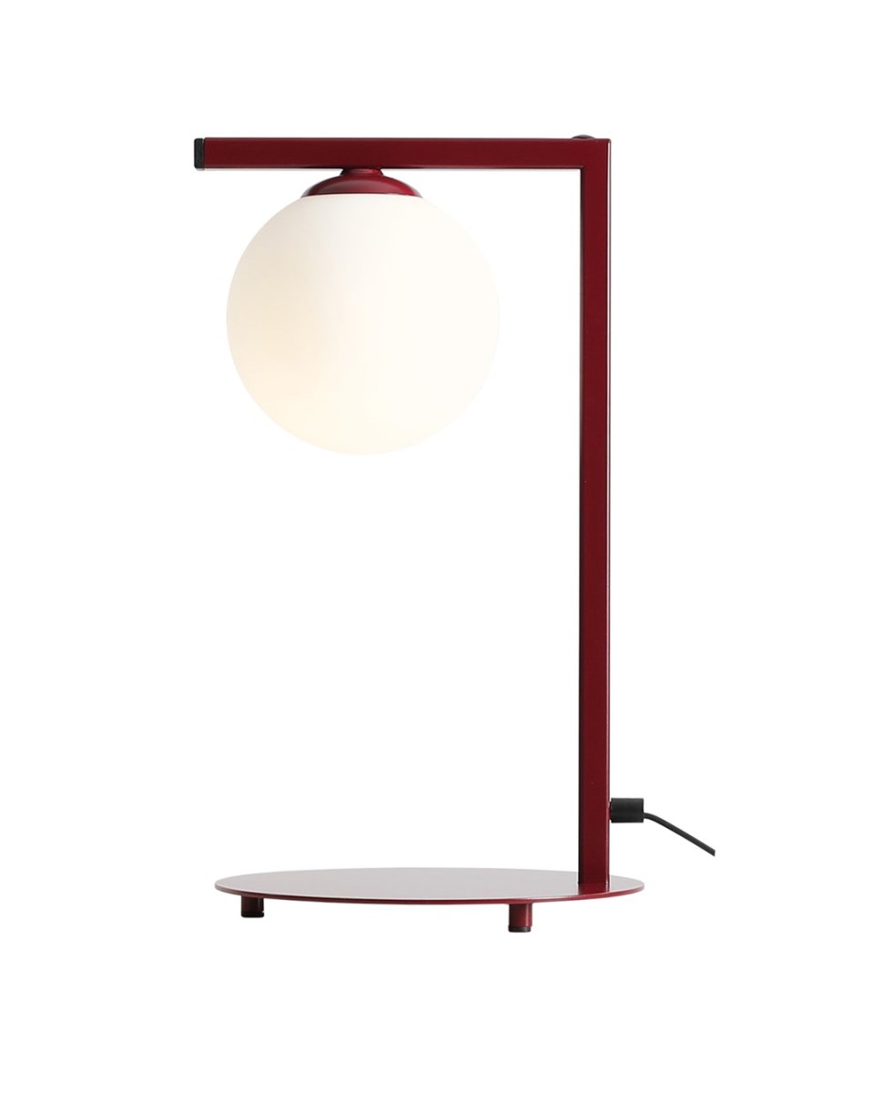 Zac 50cm Burgund bordlampe Fra Artera - Zac bordlampe i burgunder metall og hvitt glass har et moderne og minimalistisk design som kombinerer eleganse med funksjonalitet.