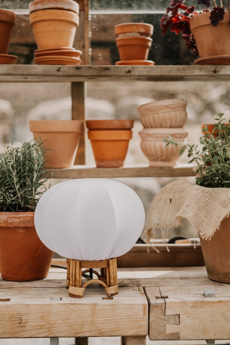 Fiji 26cm Natur bordlampe Fra Globen Lighting - Stoffet er vannavstøtende, noe som gjør at lampen kan brukes utendørs når den suppleres med en passende kabel.