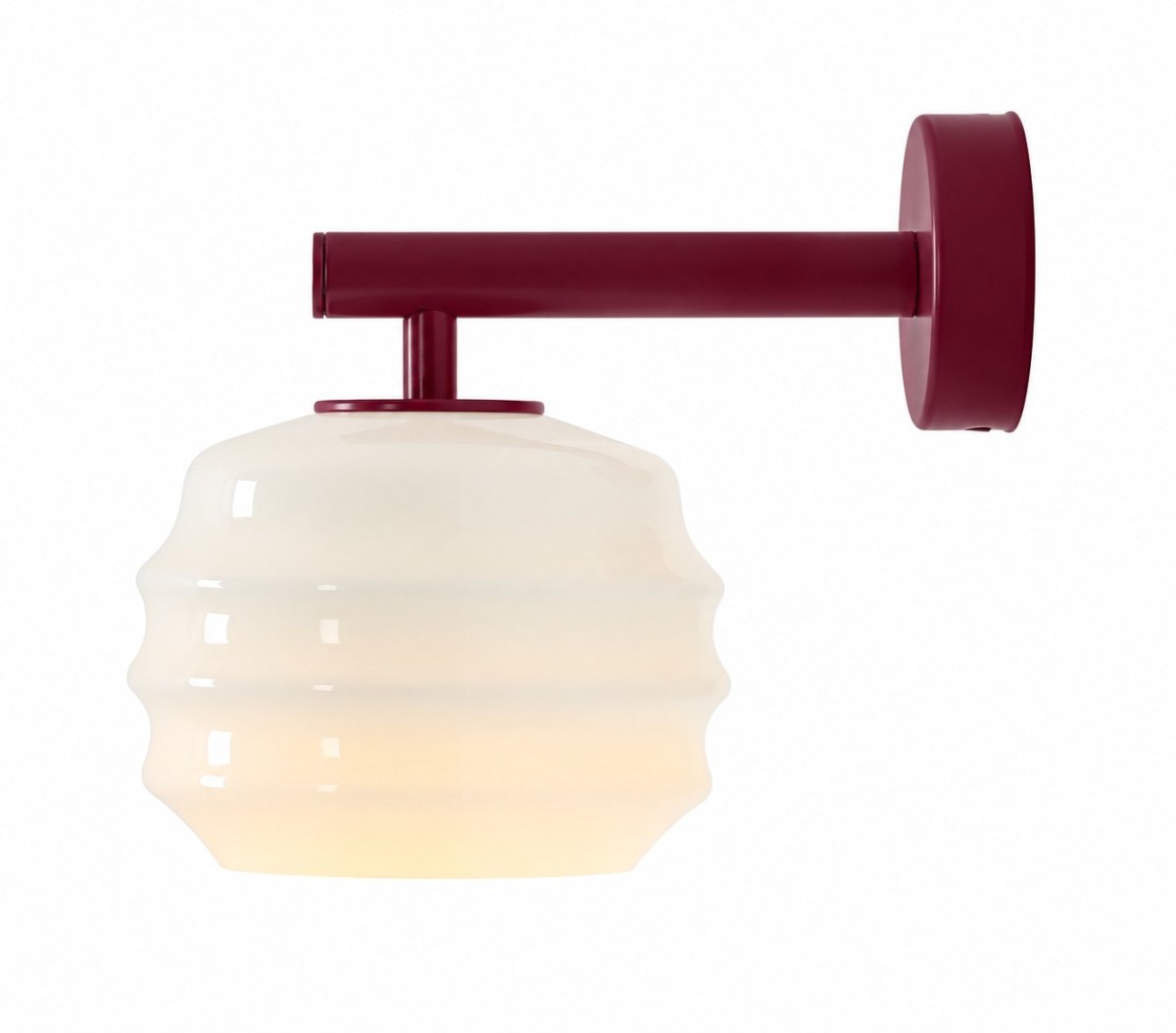 Puff 23cm Burgunder vegglampe Fra Artera - Den dekorative skjermen i hvitt opalglass har en bølget form som gir lampen et lekent og elegant uttrykk.