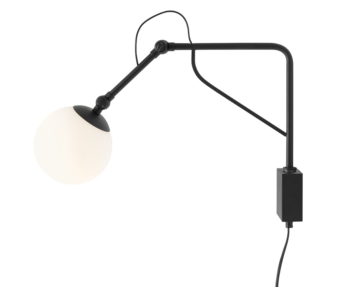 Soho 50cm Svart vegglampe Fra Artera - Lampen har en stilig matt svart metallramme og en opal globus som sprer et mykt, varmt lys, og skaper en innbydende atmosfære i alle rom.