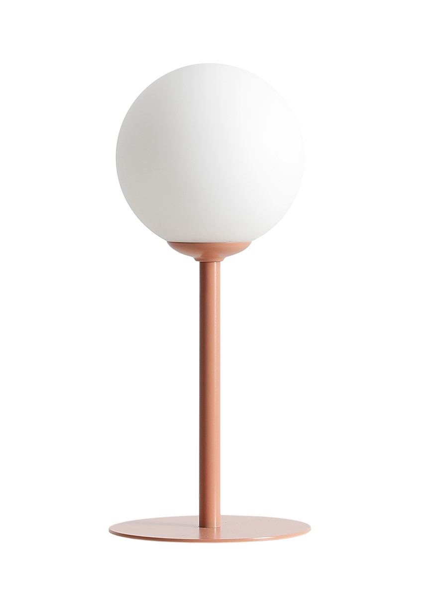 Pinne 35cm Korall bordlampe Fra Artera - Den runde opalgloben sprer et mykt og behagelig lys, perfekt for å skape en varm og innbydende atmosfære i rommet.