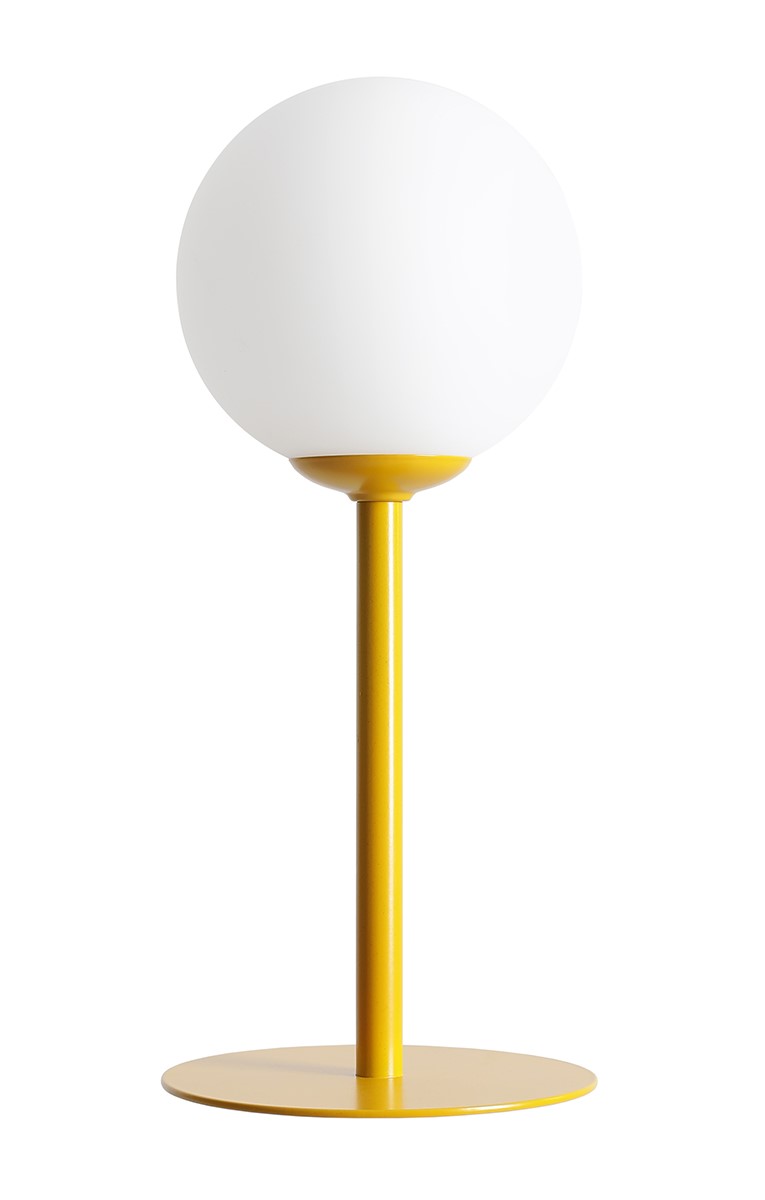 Pinne 35cm Sennep bordlampe Fra Artera - Den runde opalgloben sprer et mykt og behagelig lys, perfekt for å skape en varm og innbydende atmosfære i rommet.