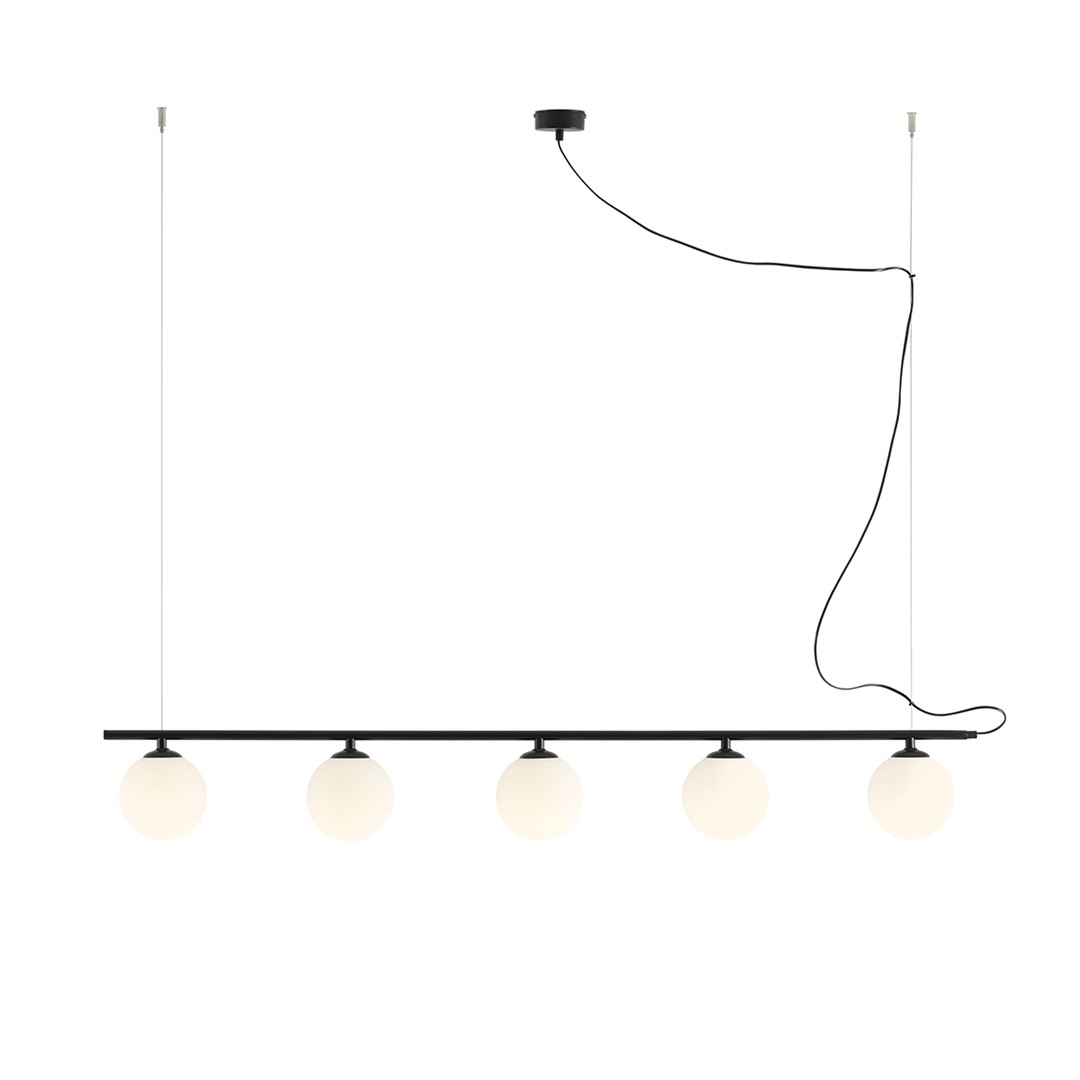 Beryl 140cm Svart Taklampe Fra Artera - Den minimalistiske sorte stangen skaper en elegant kontrast til de hvite globusene og gir lampen et moderne og sofistikert preg.