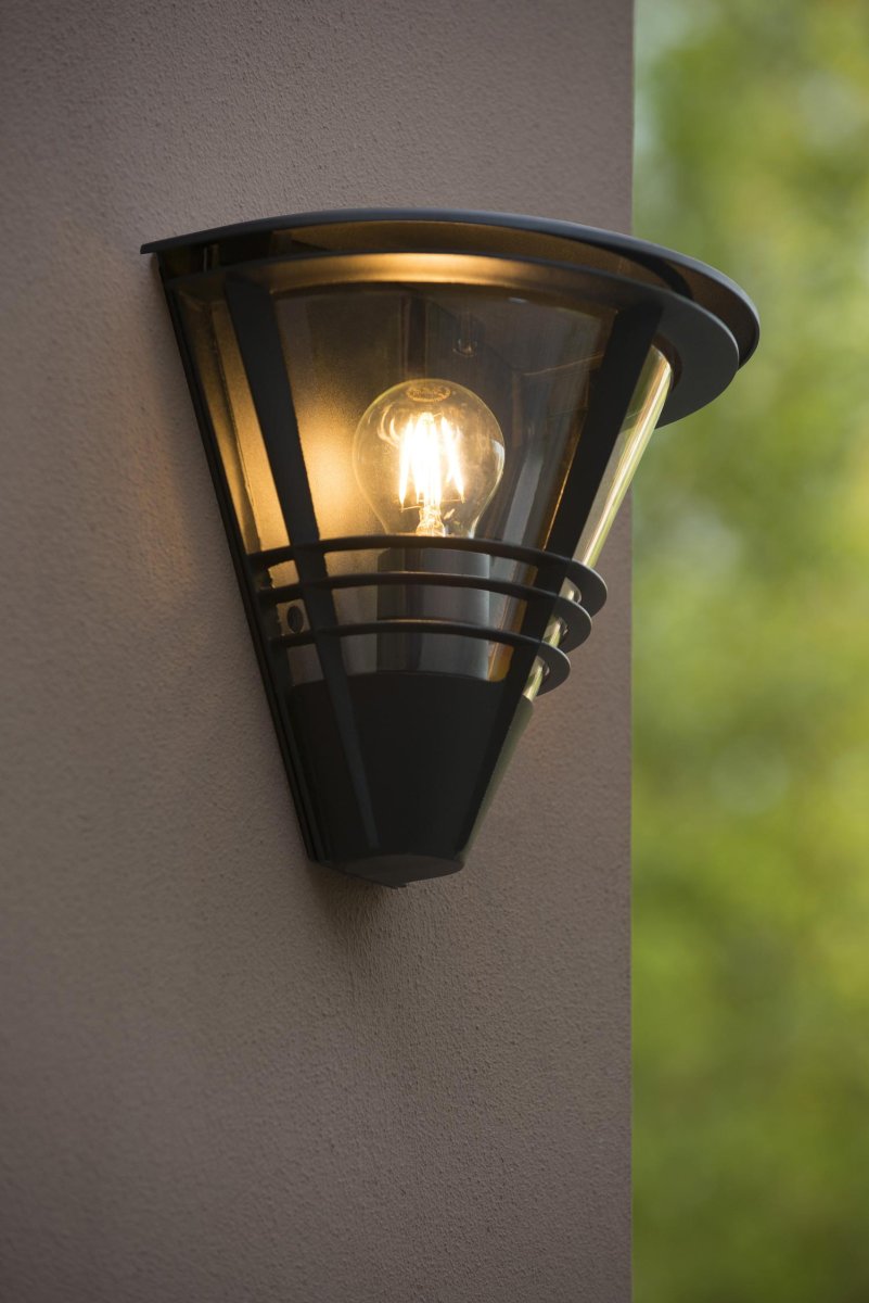 Livia Svart utendørslampe Fra Lucide - Når du slår på denne vegglampen, forvandles den til en gylden stemningsbryter.