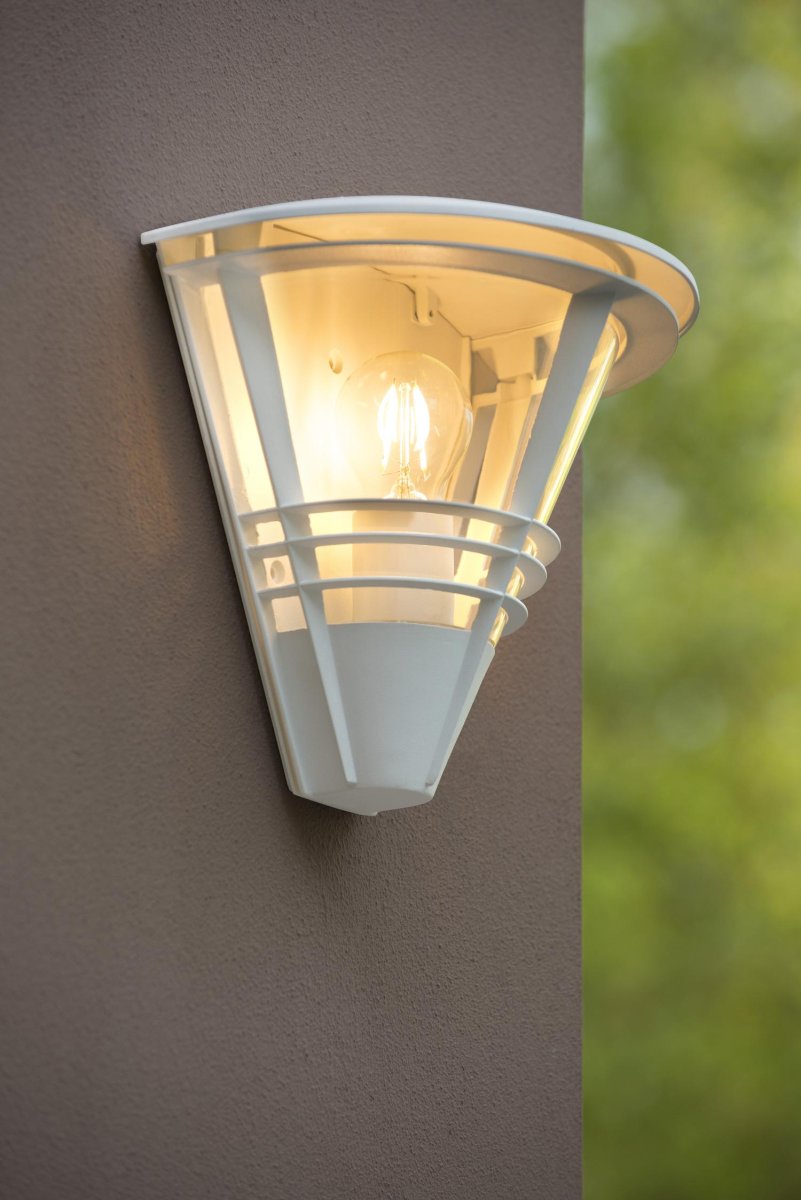 Livia Hvit utendørslampe Fra Lucide - Når du slår på denne vegglampen, forvandles den til en gylden stemningsbryter.