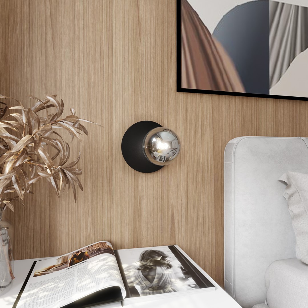 Oslo Ø20 Røykfarget vegglampe Fra Emibig Lighting - Styrken ligger i den ekstremt slitesterke formen, det kule metalliske uttrykket, glatte overflater og en ensartet fargepalett &ndash; en kombinasjon som appellerer til de som setter pris p&aring; orden, enkelhet og harmoniske former.