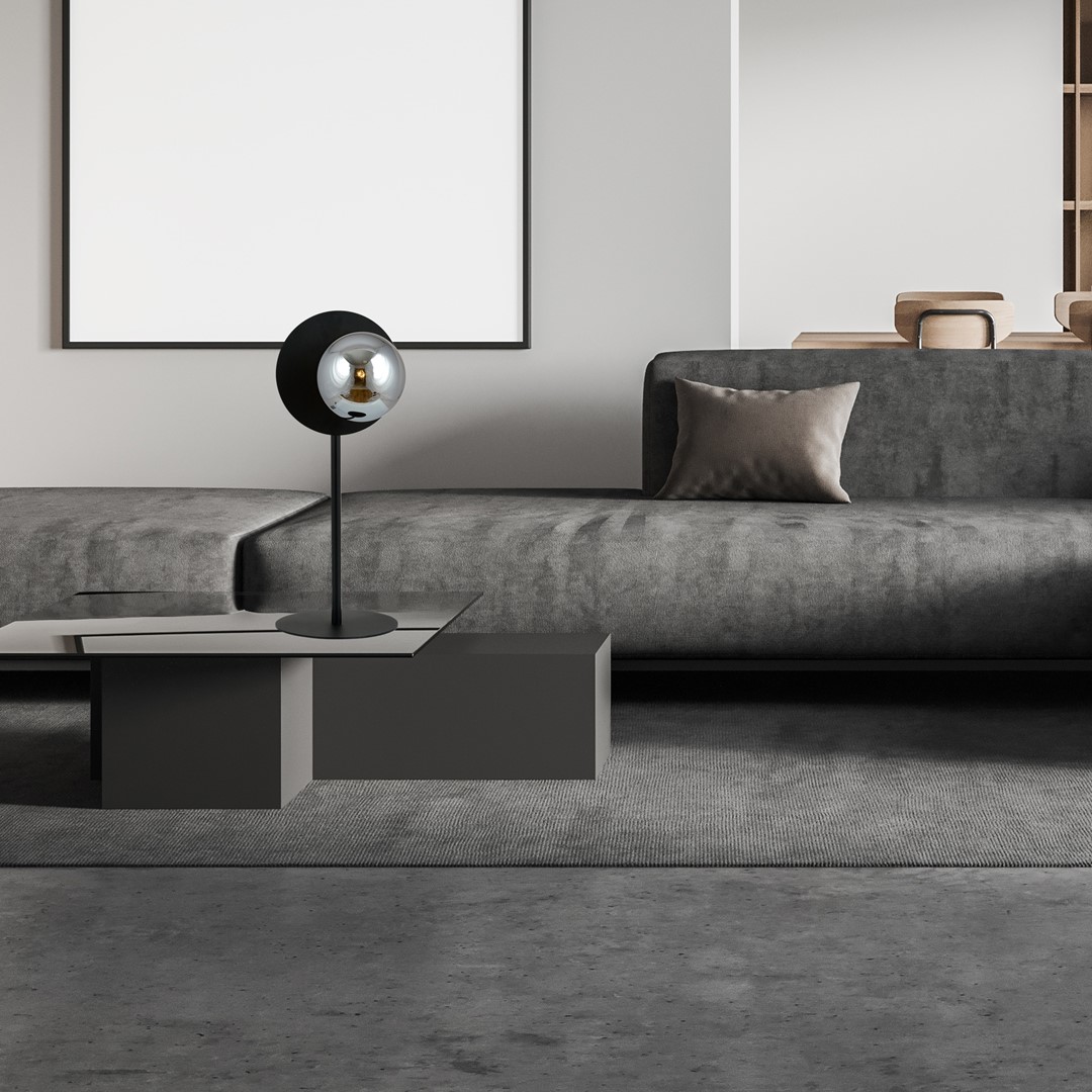 Oslo 50cm Svart/Røkt bordlampe Fra Emibig Lighting - Den runde formen skaper en fin kontrast mot den rette foten og gjør lampen til en dekorativ detalj i rommet.